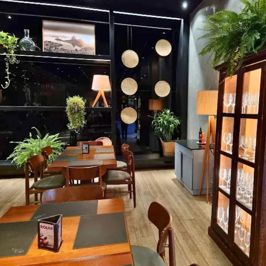 Ambiente interno sofisticado do Coco Bambu