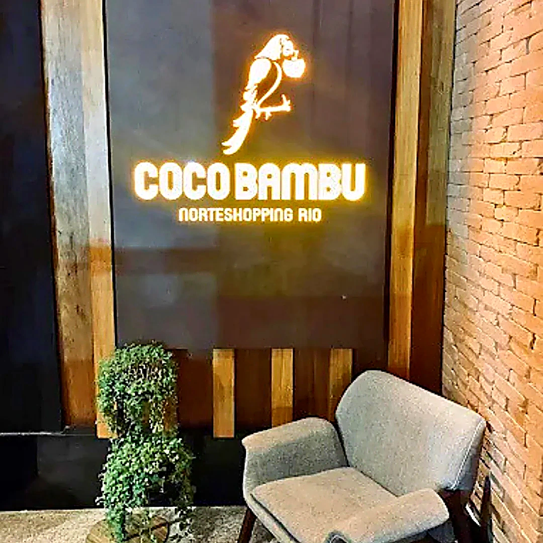 Mesa e ambientação elegante do Coco Bambu