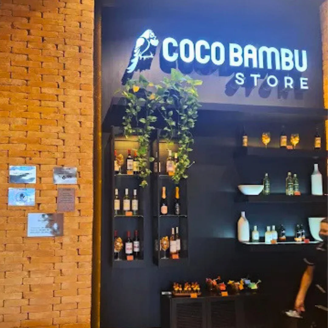 Ambientação sofisticada do Coco Bambu